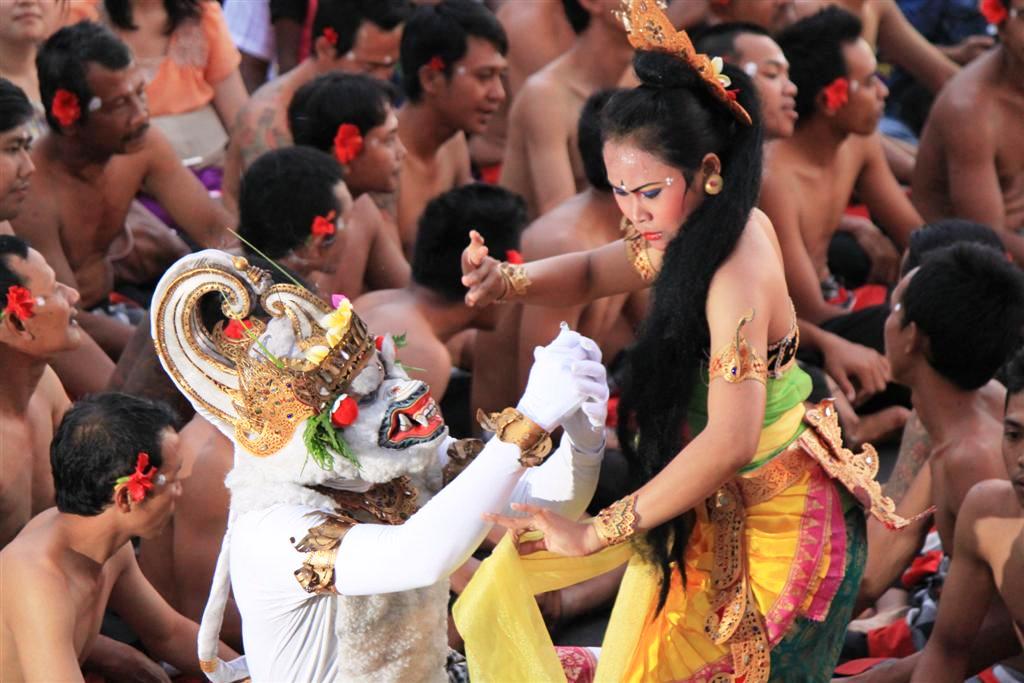 Kecak, la danza delle scimmie al Pura Luhur Ulu Watu
