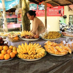 Una donna che vende frutta e spuntini