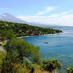 La costa e il vulcano Gunung Agung