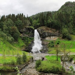 La cascata Steindalsfossen