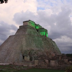 La piramide illuminata