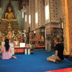 Nel tempio a pregare