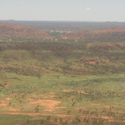 Alice Springs dietro i MacDonnell Ranges