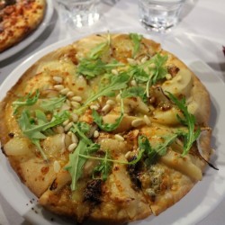 Pizza con pere, gorgonzola e pinoli