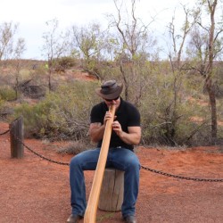 Uno che suona il didgeridoo