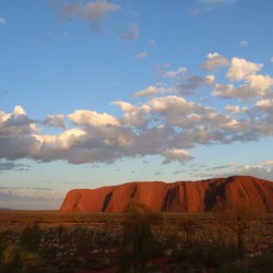 Uluru all'alba